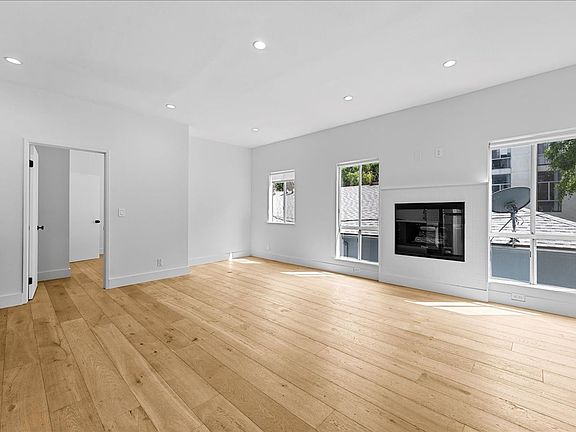 2nd image of 135 N Doheny Dr APT 204