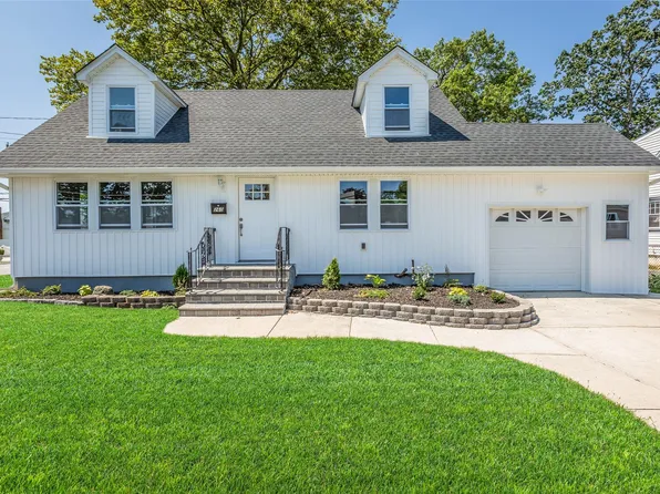 260 S Broome Avenue, Lindenhurst, NY 11757