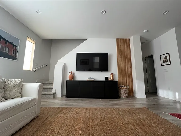 825 N 9th Ave #12 — Photo 6