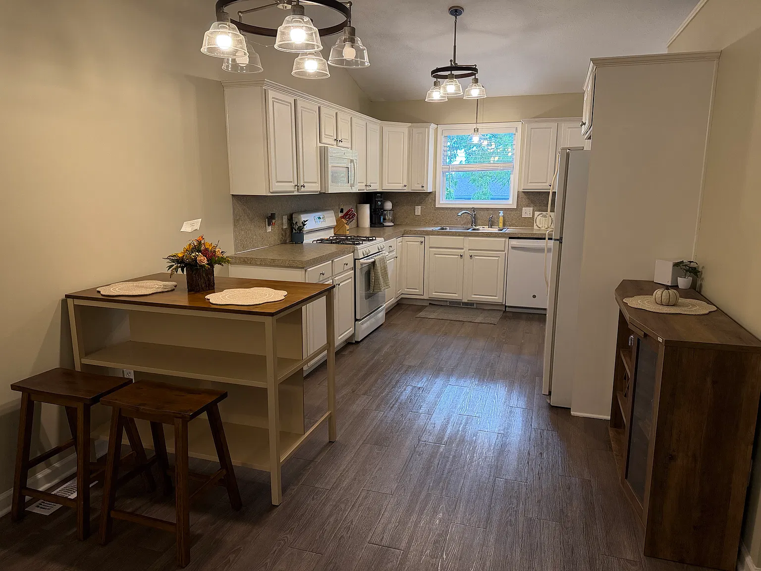 3 bed, 1900 sqft, $2,400 — Photo 4