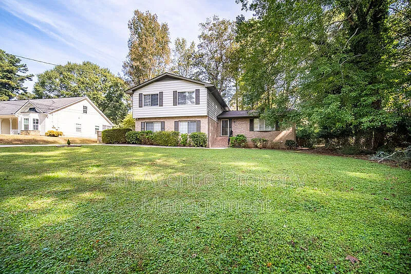 4 bed, 2.5 bath, 2240 sqft, $2,250 — Photo 2