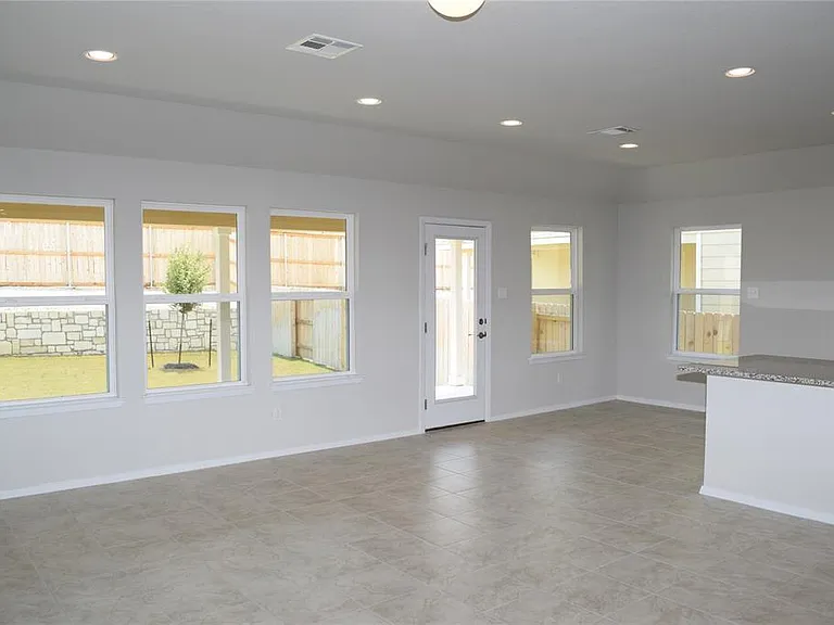 208 Shugart St — Photo 4