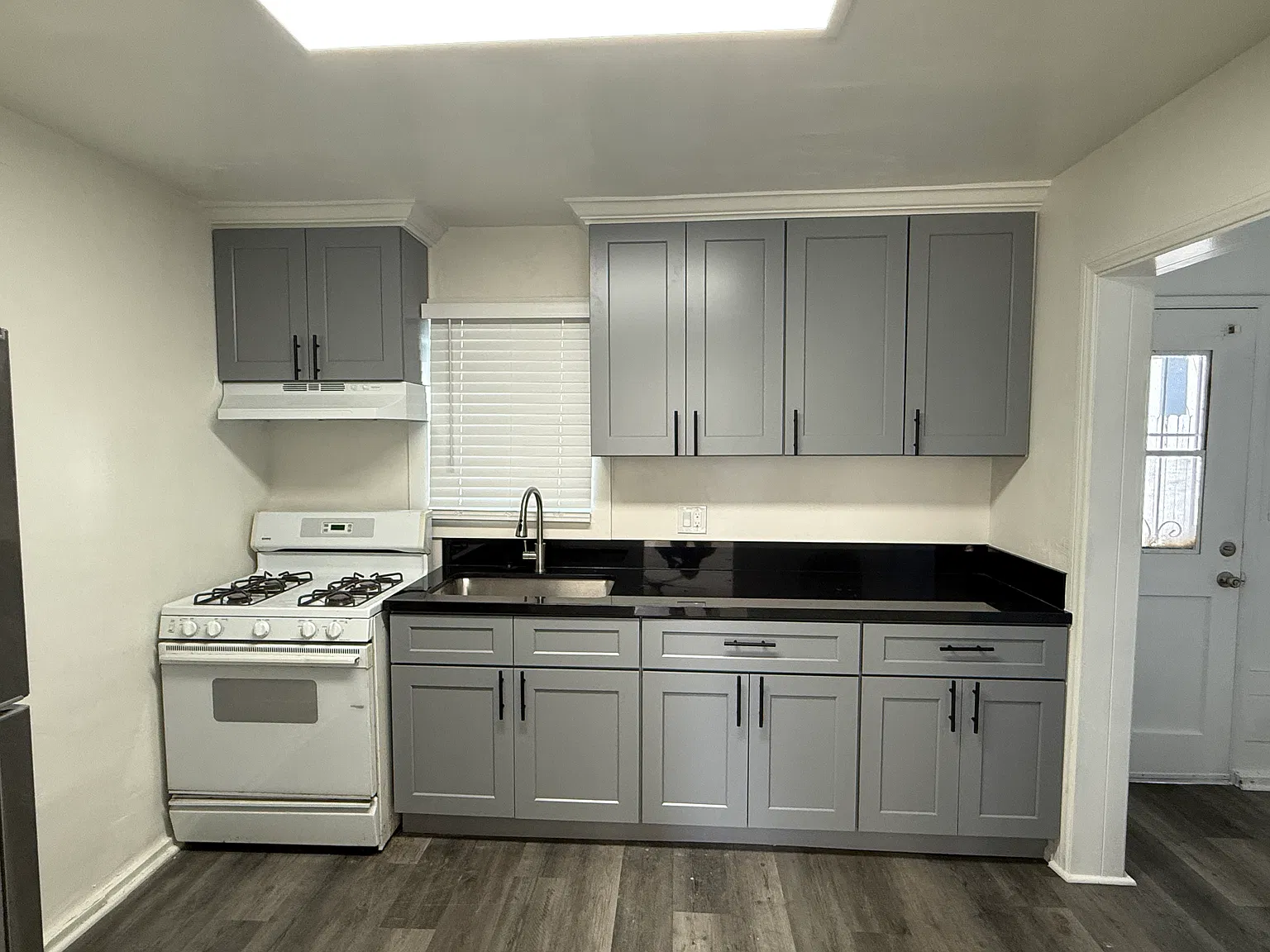 1 bed, 690 sqft, $1,900 — Photo 4