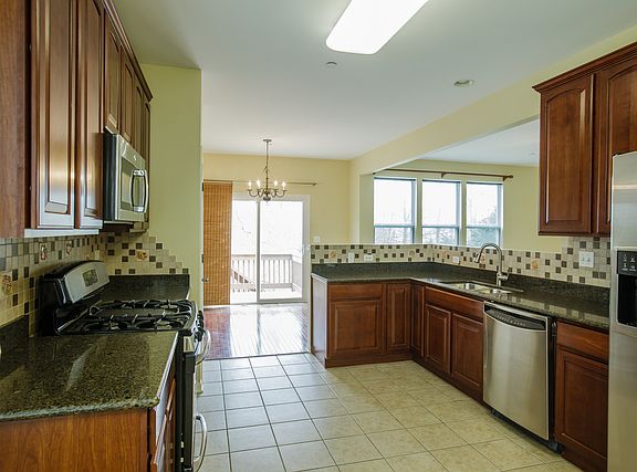 4th image of 1431 Yellowstone Dr