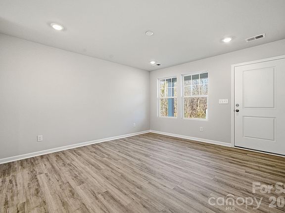 4th image of 935 Wallace St