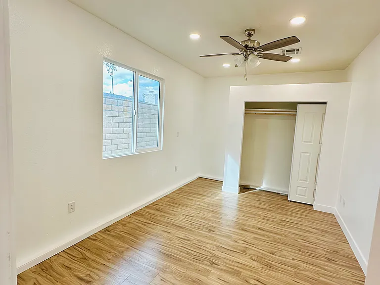 2497 N Riverside Ave — Photo 4