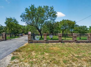 124 County Road 2662, Devine, TX 78016