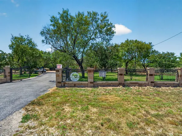 124 County Road 2662, Devine, TX 78016