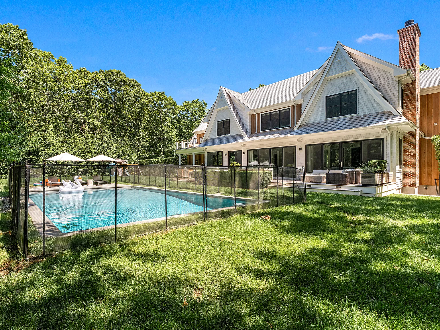 Stunning Custom Sagaponack 6 Bed — Photo 2