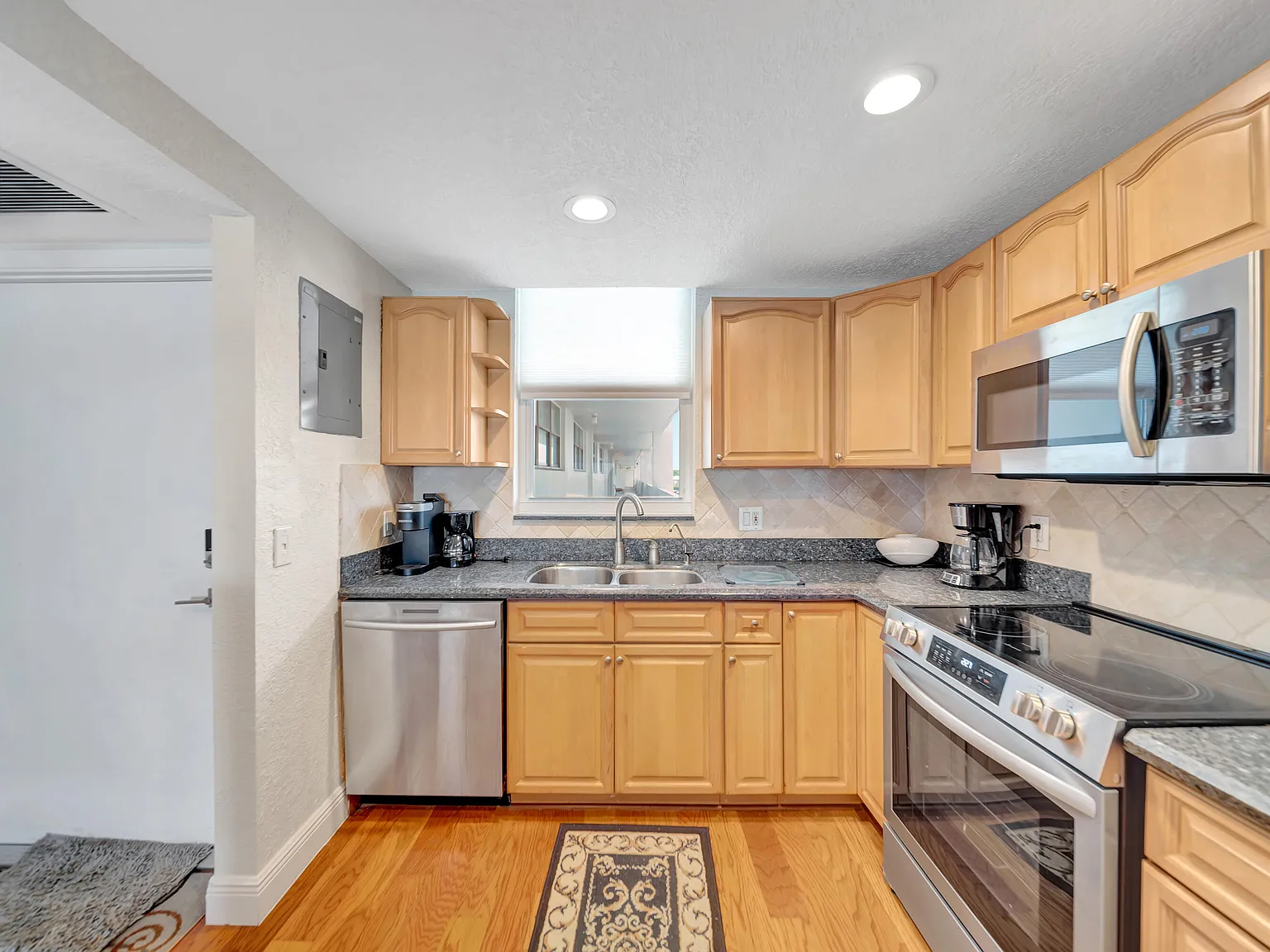 2 bed, 2.0 bath, 1400 sqft, $3,000 — Photo 4