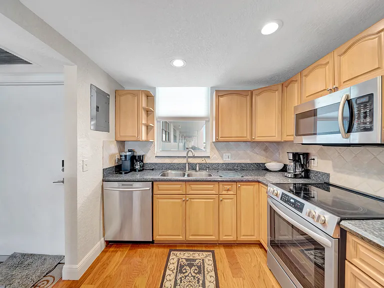 3100 NE 49th St #403 — Photo 4