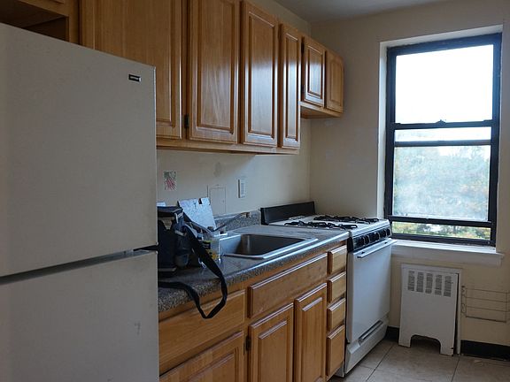 5th image of 70 Parkway N APT 6E