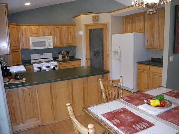 Kitchen w/breakfast bar