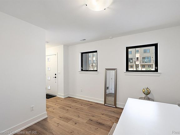 5th image of 1041 Hampton Cir #43