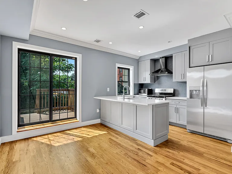 28 Roosevelt Pl #2 — Photo 2