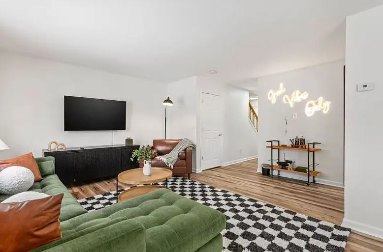 3 bed, 2.5 bath, 1545 sqft, $7,500 — Photo 3