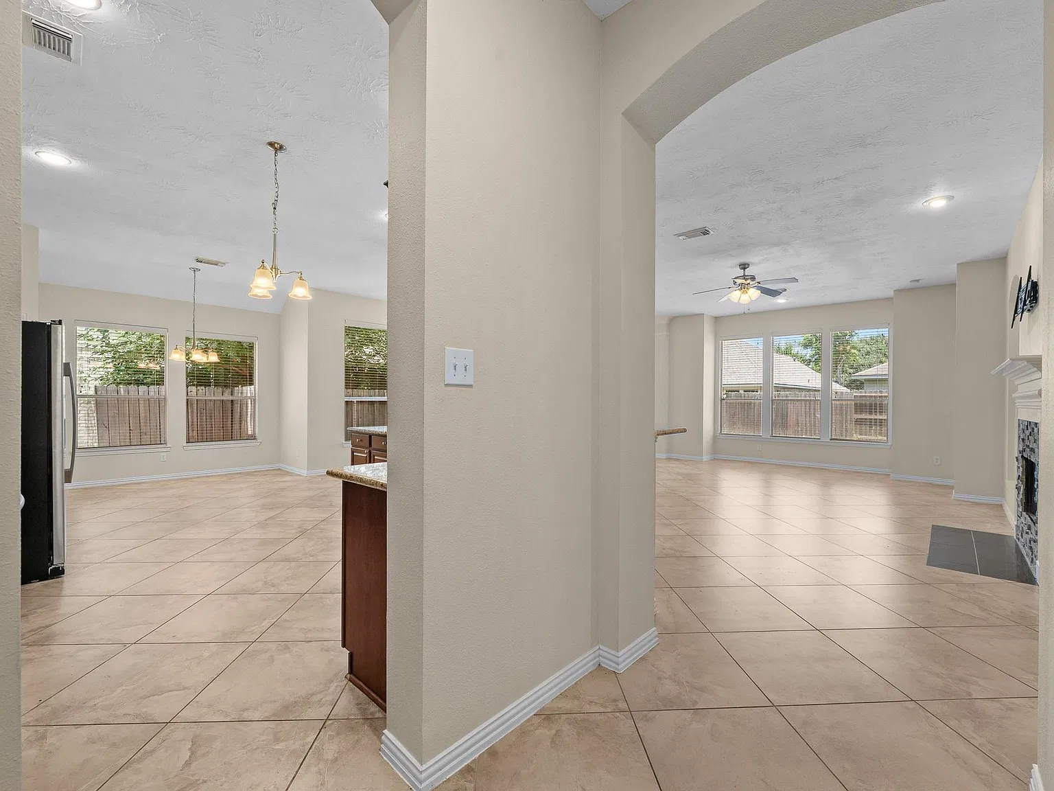 3 bed, 2.0 bath, 2601 sqft, $2,800 — Photo 4