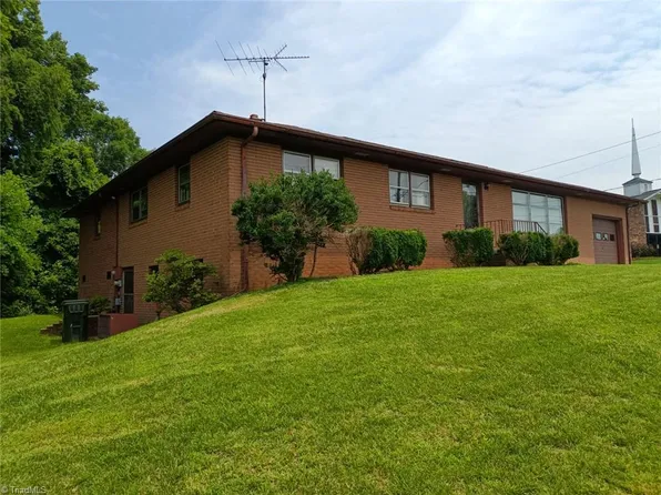 421 Nelson Hill Rd, Mount Airy, NC 27030