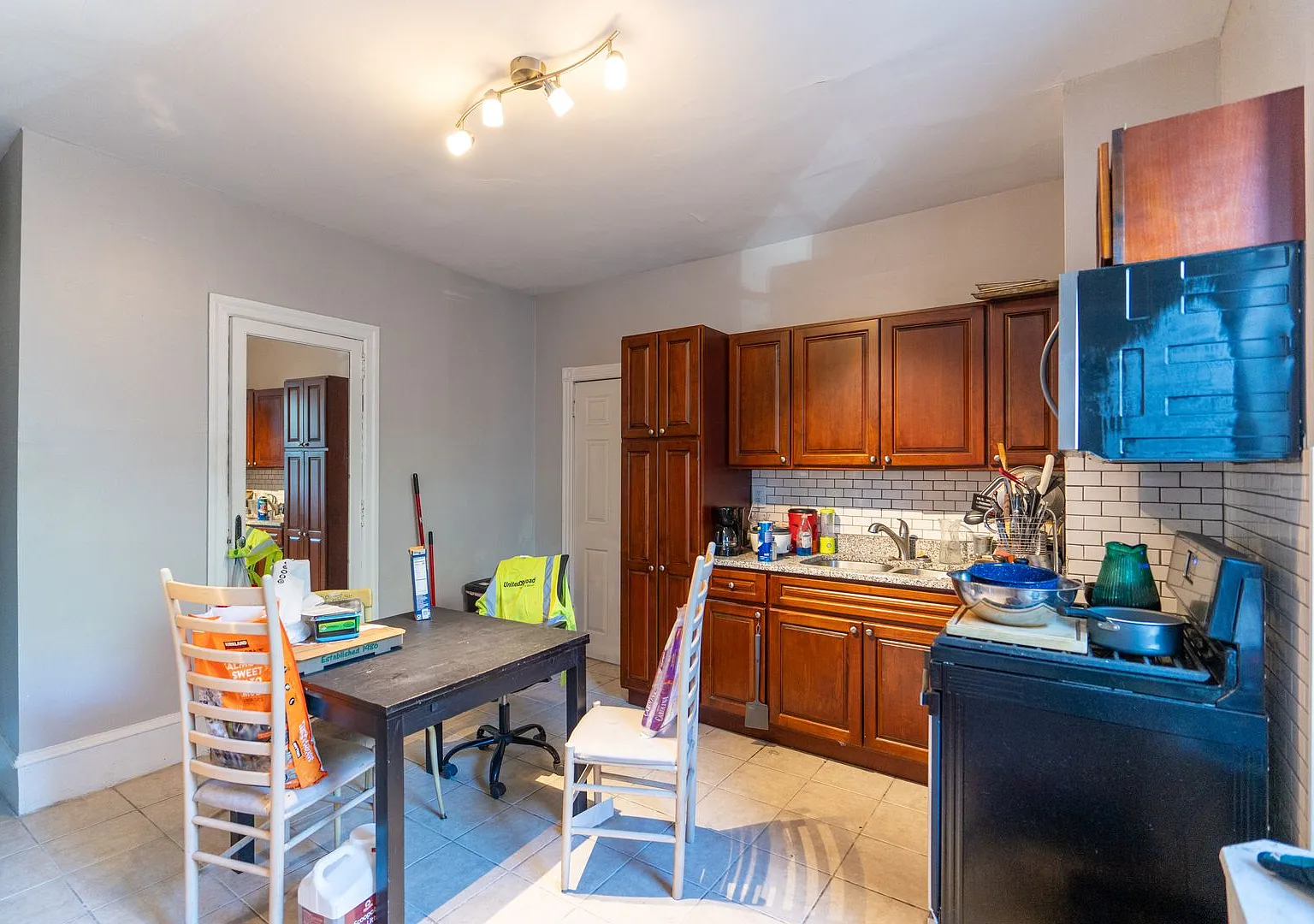Large One bedroom Melrose area — Photo 3