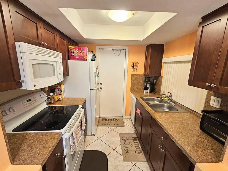 6865 NW 27th Ct — Photo 4