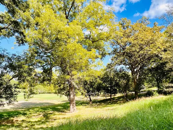 Country Club Ct, La Grange, TX 78945