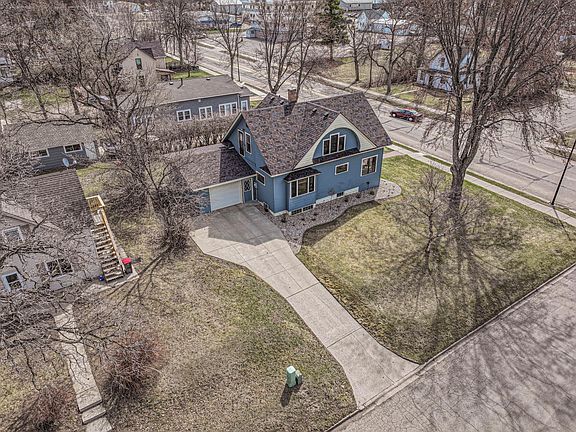 3rd image of 703 6th Ave E