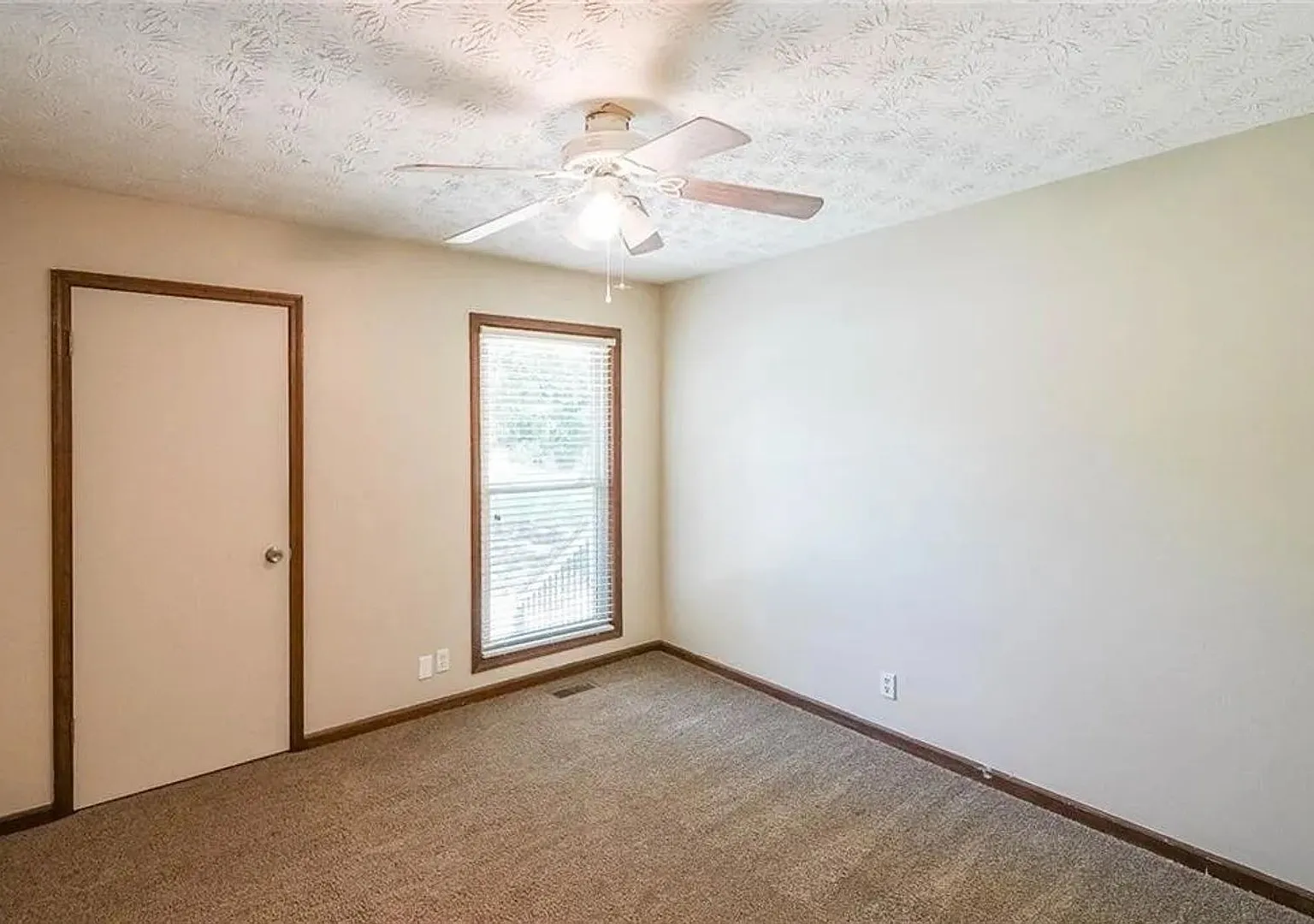 Room in 6 Bedroom Home in Lawrenceville — Photo 4