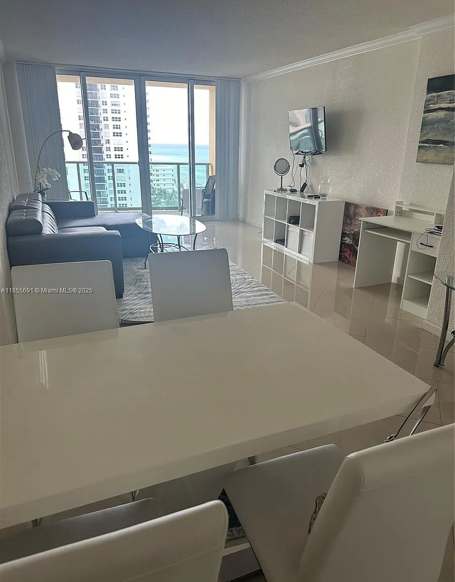 Wave Condo — Photo 4