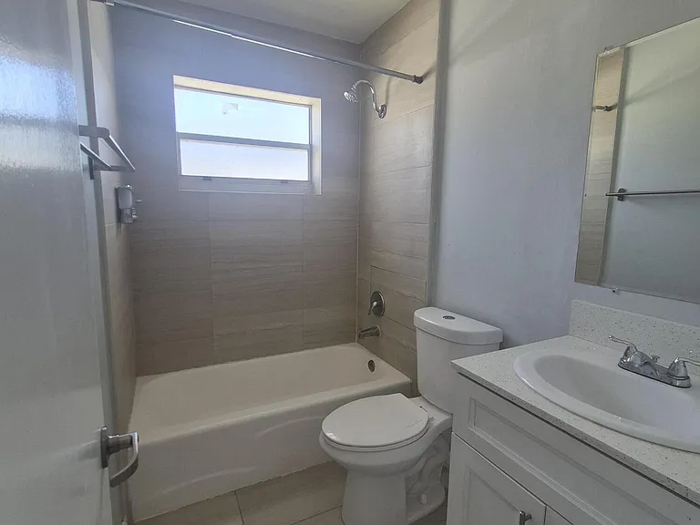 7221 Venetian St #4 — Photo 8