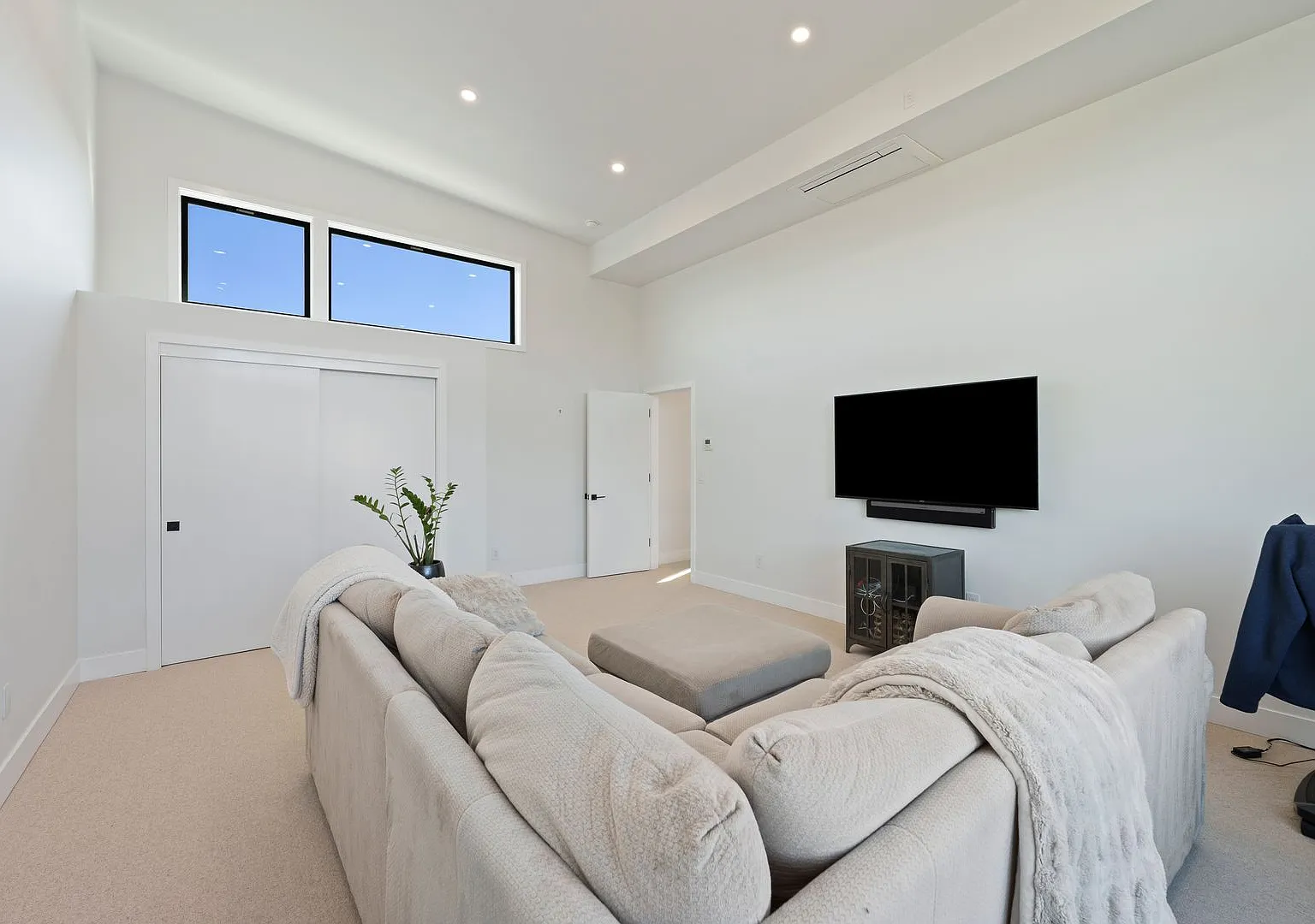 Fully Furnished 4-Bedroom Tetherow Home | Hot Tub + Home Services Included — Photo 3