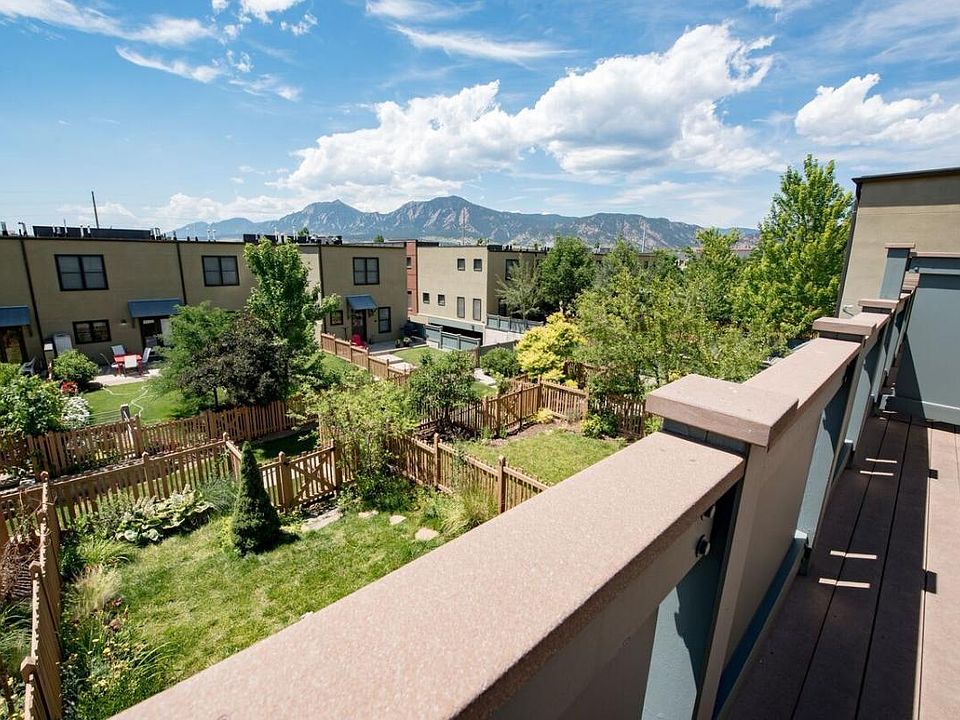 Deck off master bedroom, flatiron views!