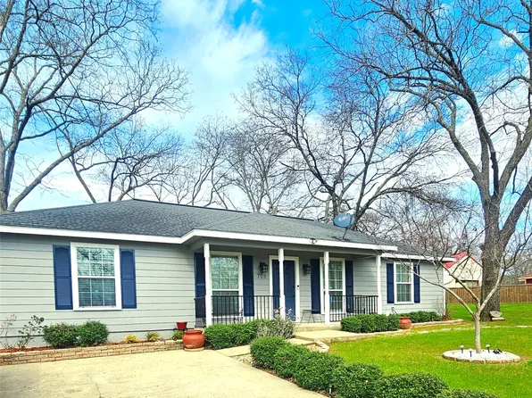 705 E 5th St, Bonham, TX 75418