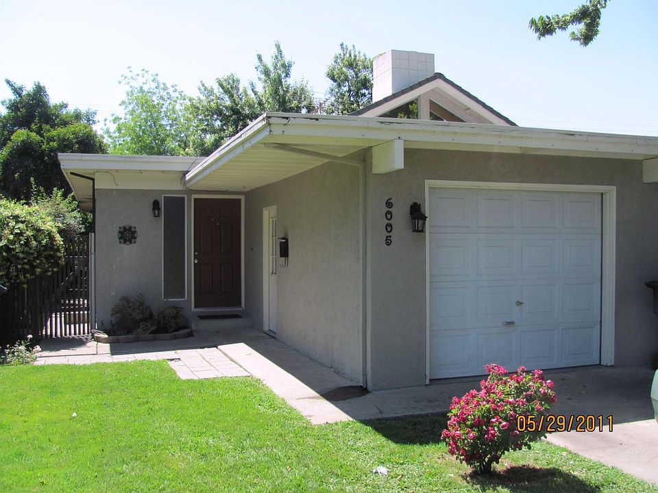 1 car garage with auto opener & storage