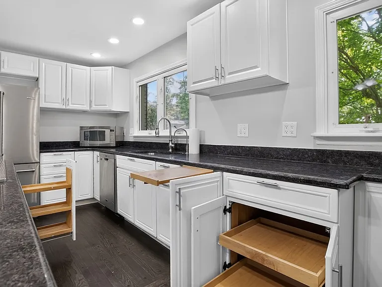 1702 N Beech Rd — Photo 13