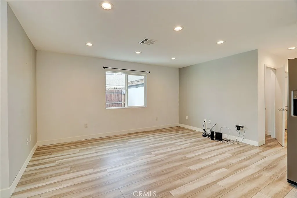 Building Photo - 7441 Beckford Ave #1/2