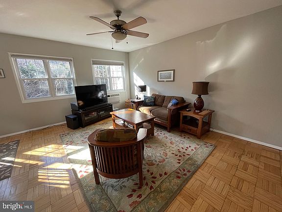 2nd image of 1102 Valley Dr
