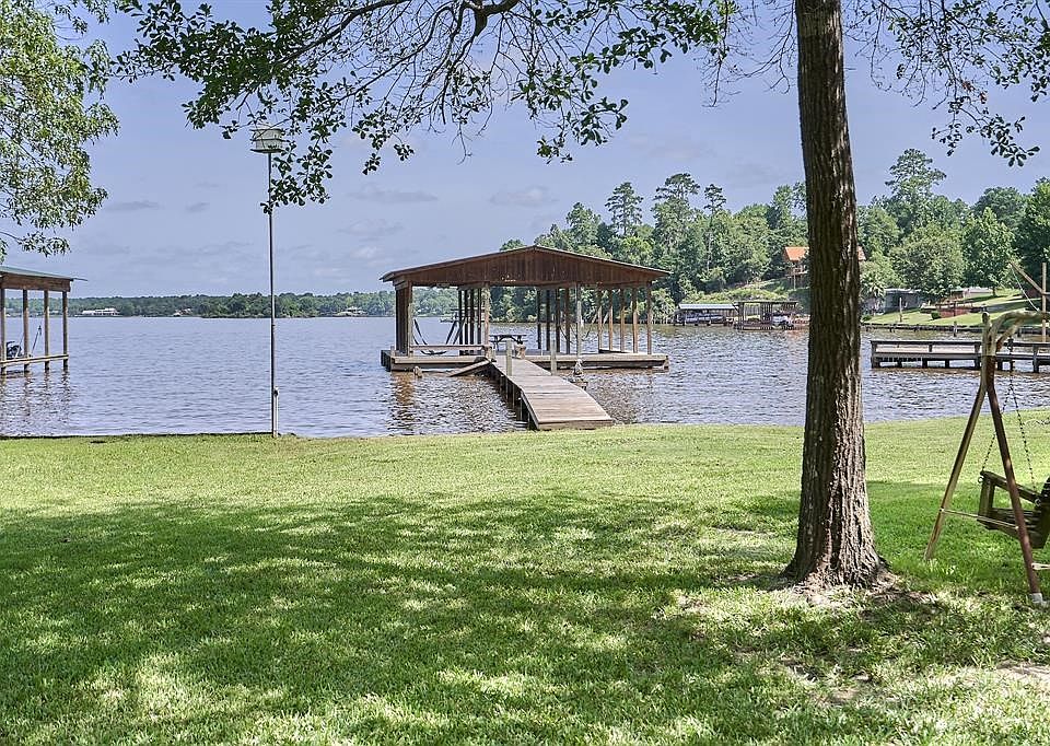 Waterfront in Harbor Point with nice big double boat house!