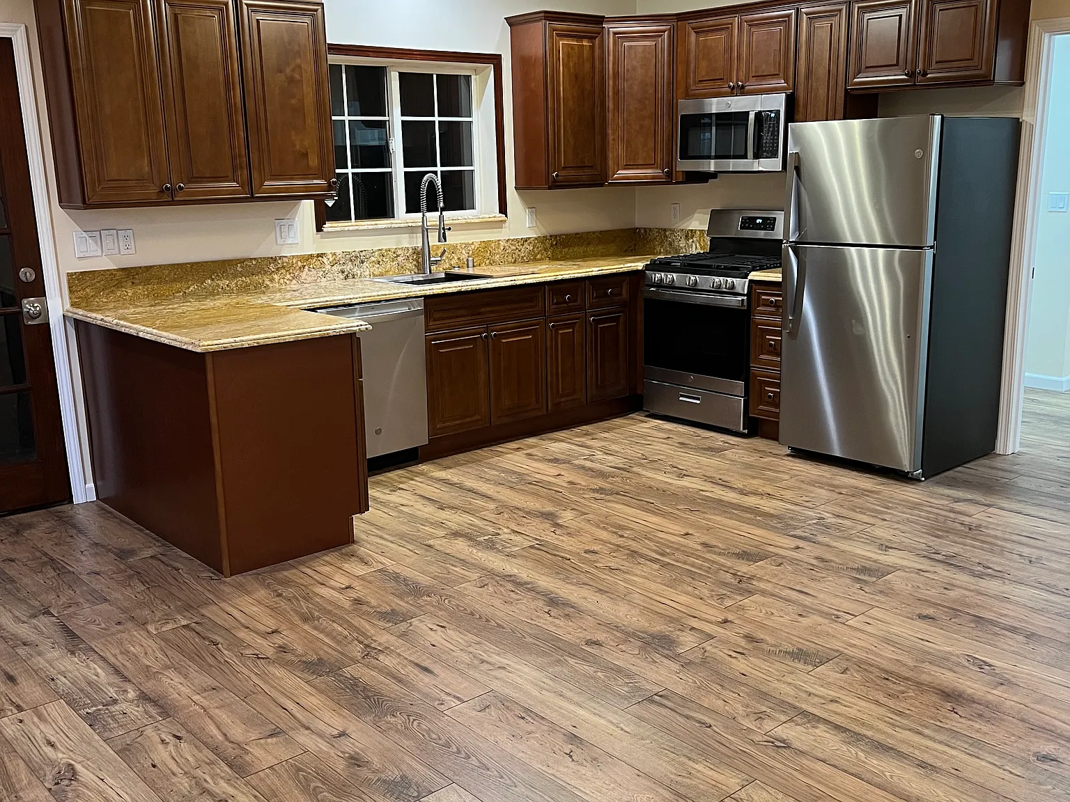 2047 Ivar Ave — Photo 4