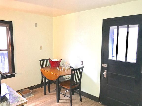 3rd image of 904 James Ave