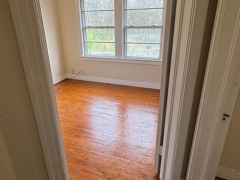 418 W College St — Photo 8