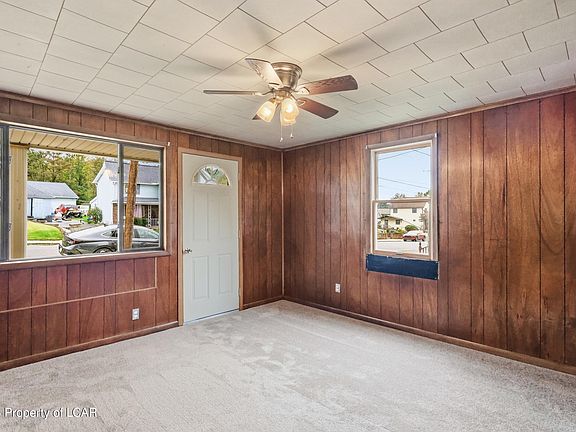 4th image of 827 Spring St