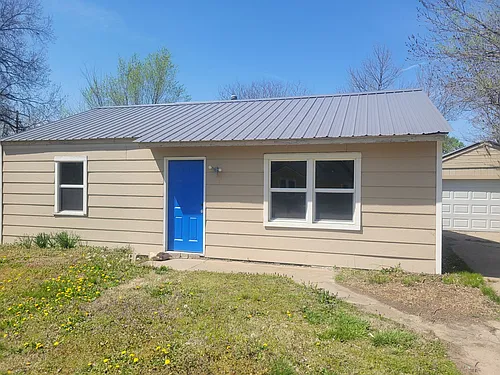 420 SE Pinecrest Dr Photo 1