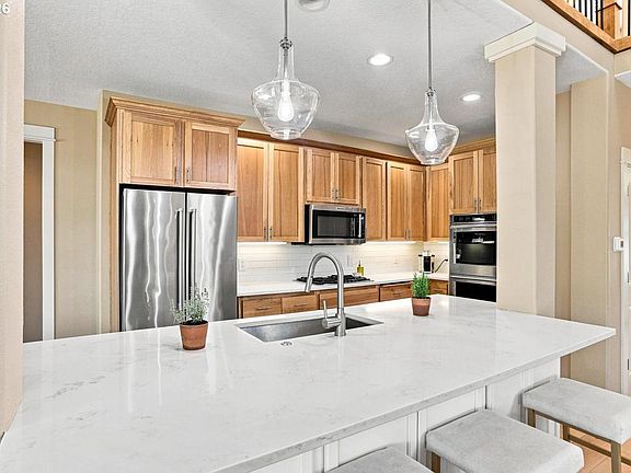3rd image of 906 N 9th Way