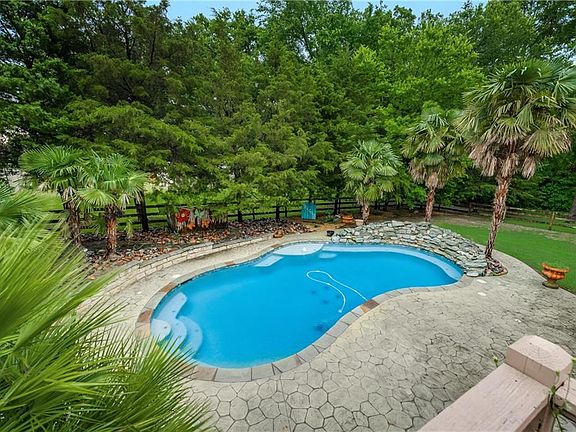 2nd image of 104 Honeytree Cir