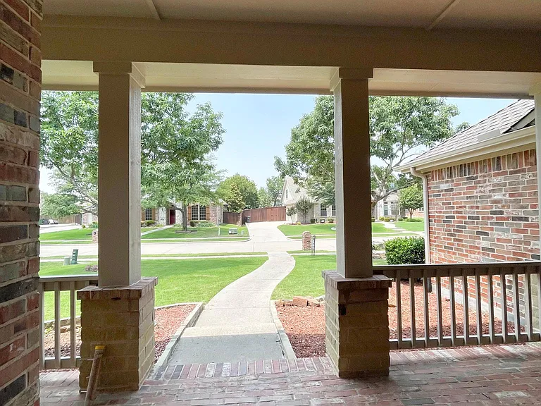 604 Peacock Dr — Photo 7