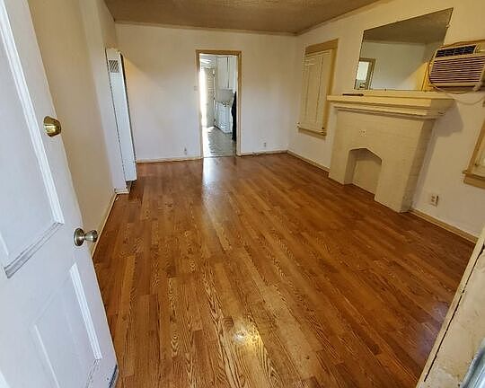 5th image of 621 W 105th St