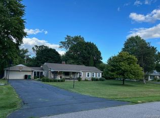 26332 Springfield Dr, Farmington Hills, MI