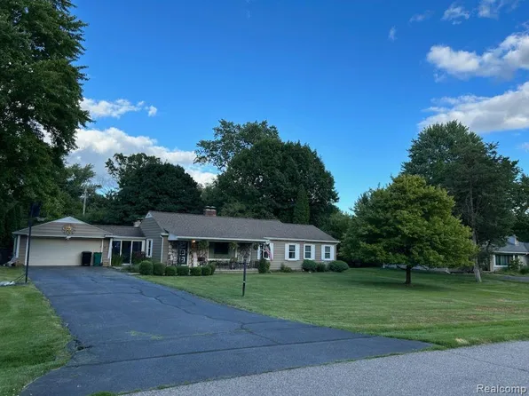 26332 Springfield Dr, Farmington Hills, MI 48334