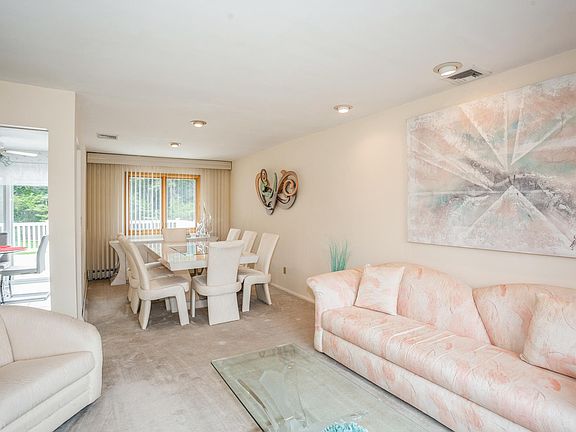 3rd image of 5 Henlee Ct