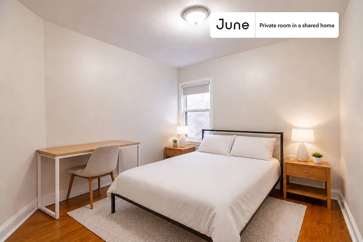 Queen bedroom in 4 bed/1 bath home in Roxbury #1875 B — Photo 1